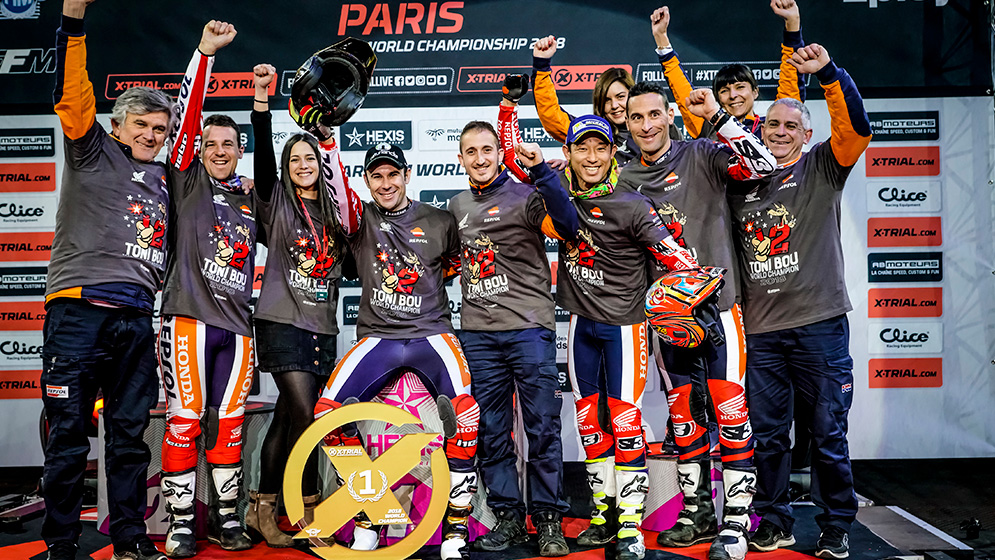 Foto de equipo con Takahisa Fujinami y Toni Bou celebrando su 23º Título Mundial