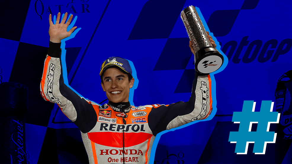 Composición con Marc Márquez sosteniendo un trofeo de Catar