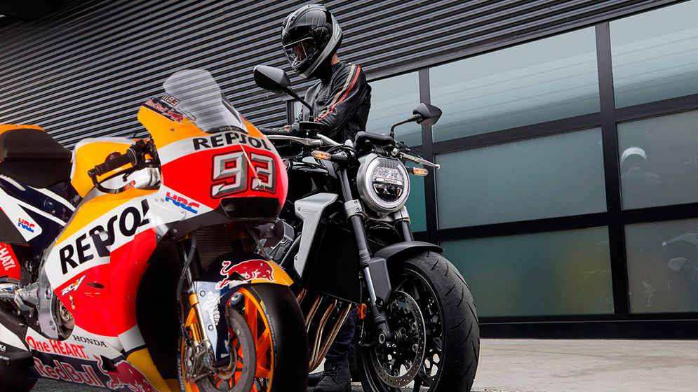 MotoGP junto a moto de calle