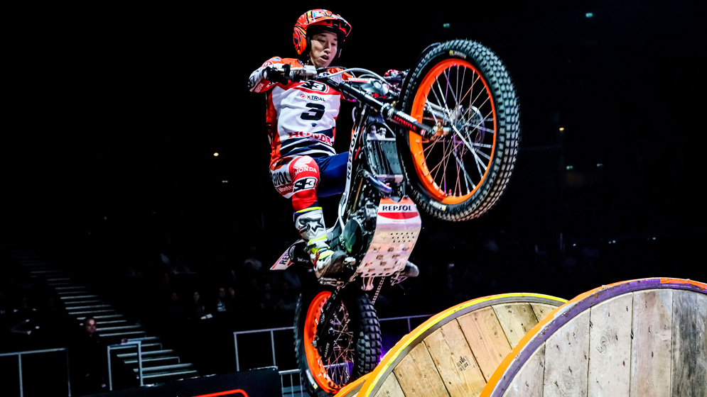 Takahisa Fujinami haciendo wheelie sobre un obstáculo de la pista