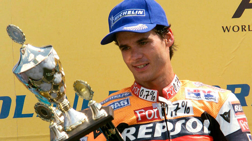 Álex Criville en el podio sosteniendo un trofeo