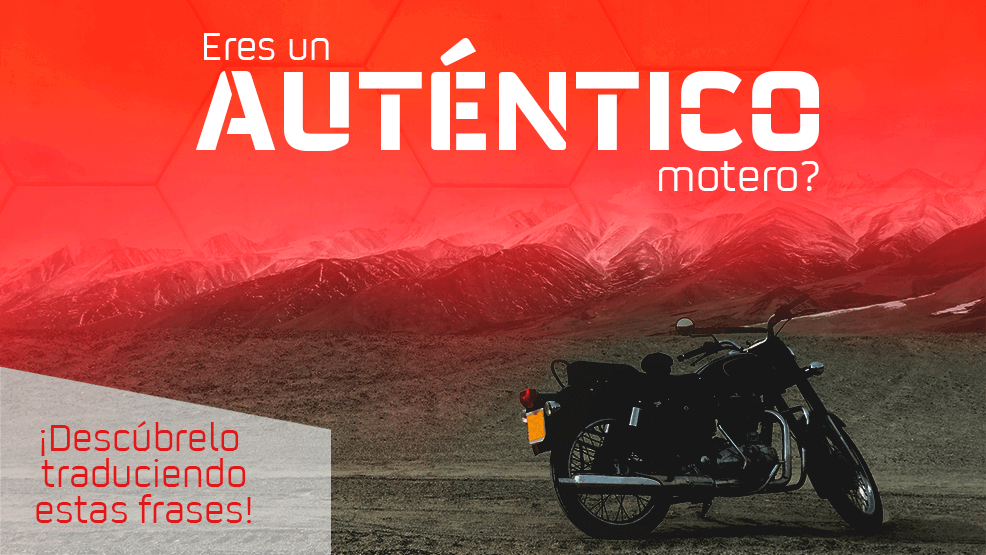 Moto negra aparcada en paraje montañoso