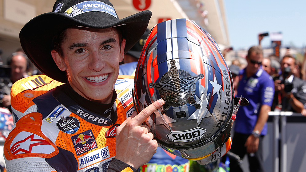 Marc Márquez enseña casco con placa Sheriff