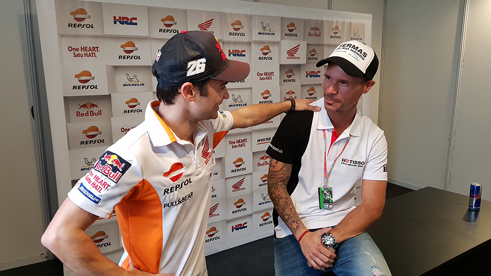 Sebas Porto y Dani Pedrosa en actitud amistosa