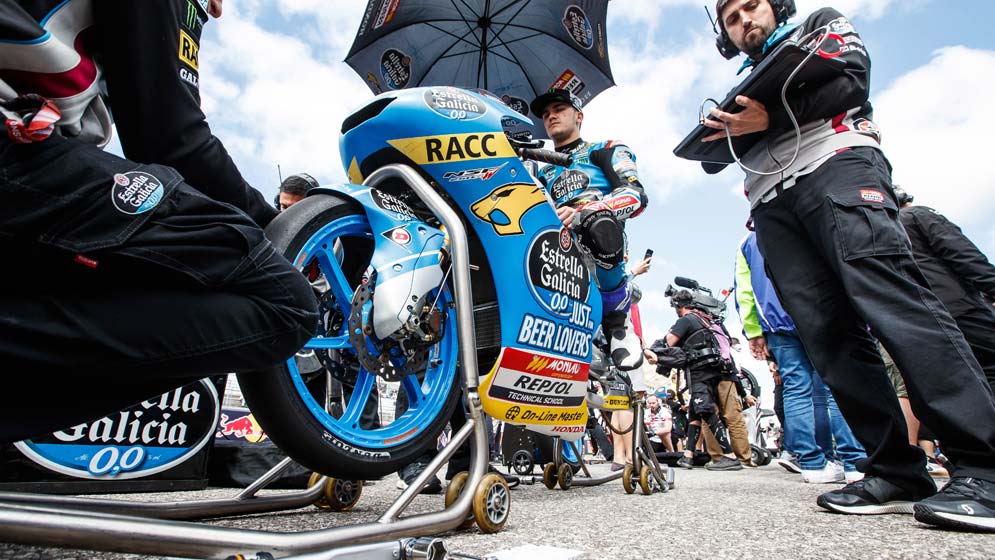 Arón Canet en plano contrapicado sobre su Moto3