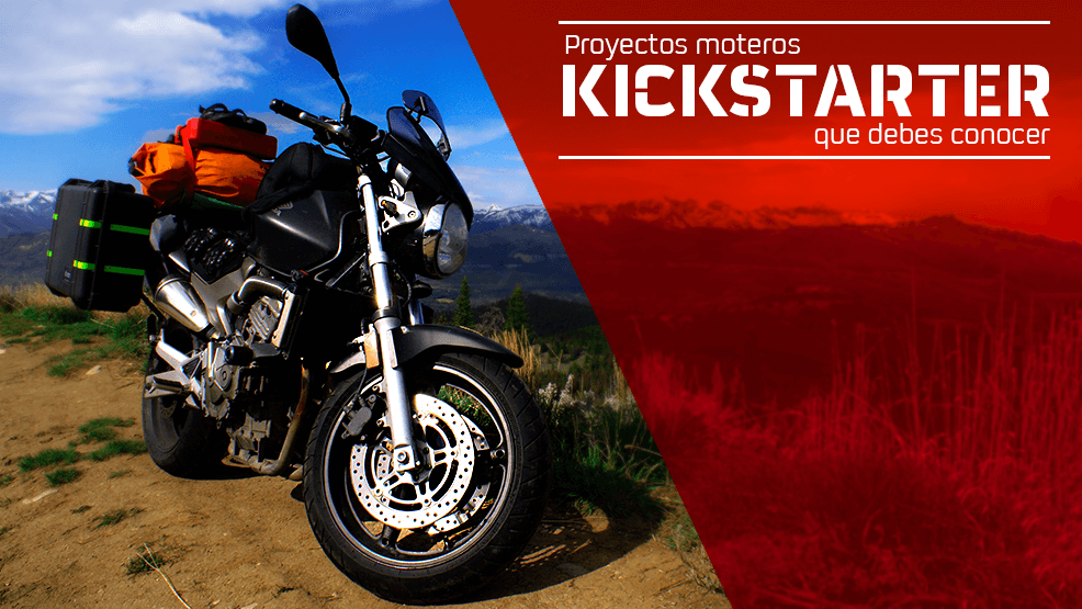 Moto aparcada en paraje natural