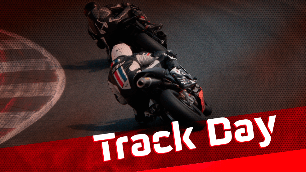 Motos en circuito con un efecto semitono sobre ellas