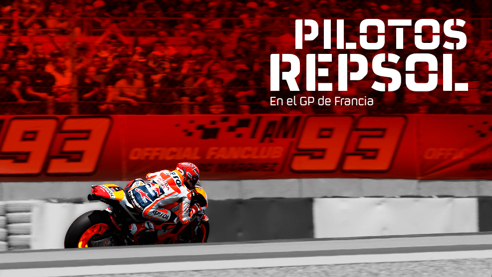 Marc Márquez, rodando sobre fondo rojo y gran banner con el 93