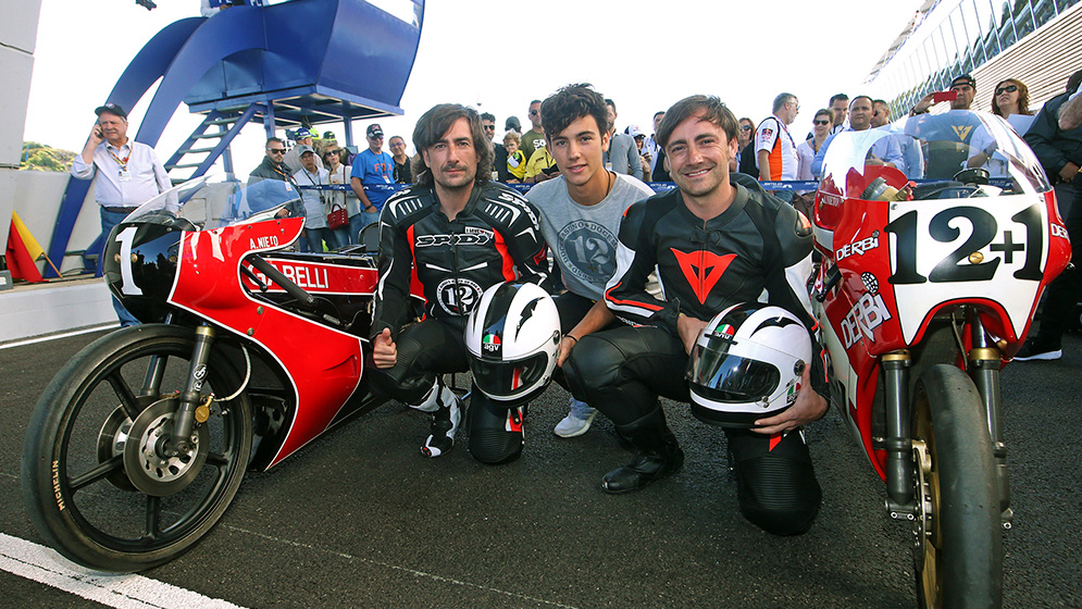 Familia Nieto con las motos de Ángel Nieto