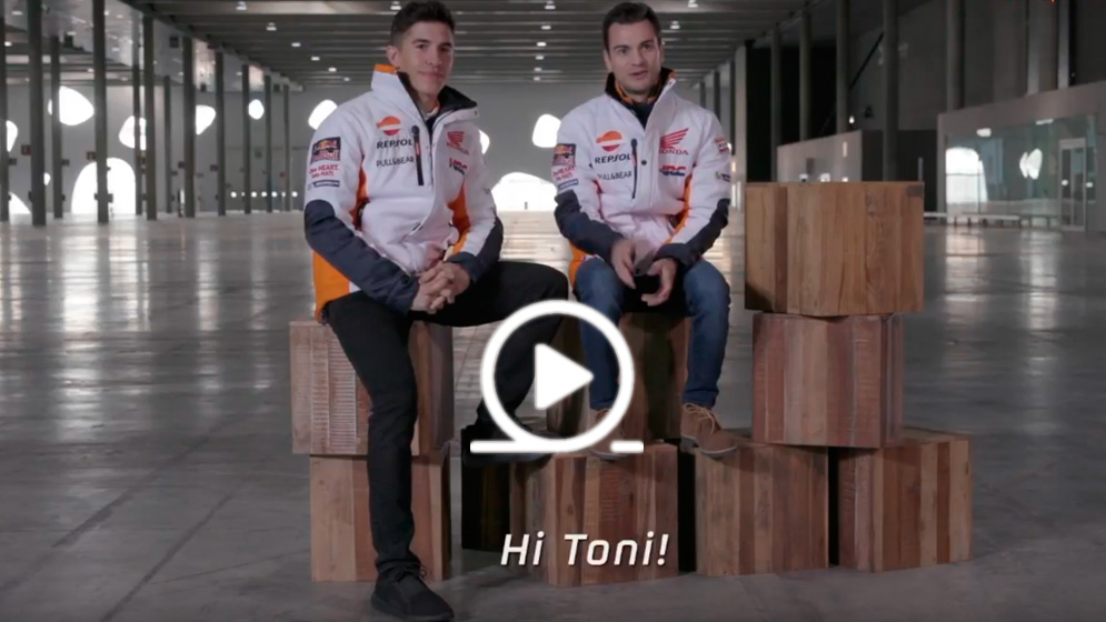 Márquez y Pedrosa sentados sobre cajones de madera