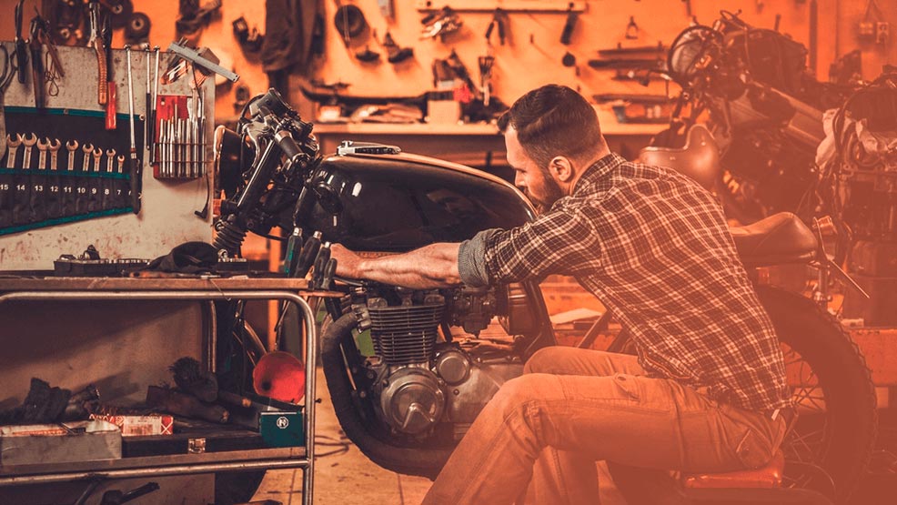 Revisando la moto en el garaje de casa