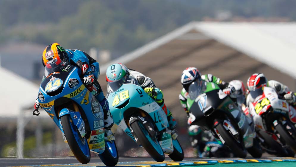 Arón Canet remonta al frente de pelotón