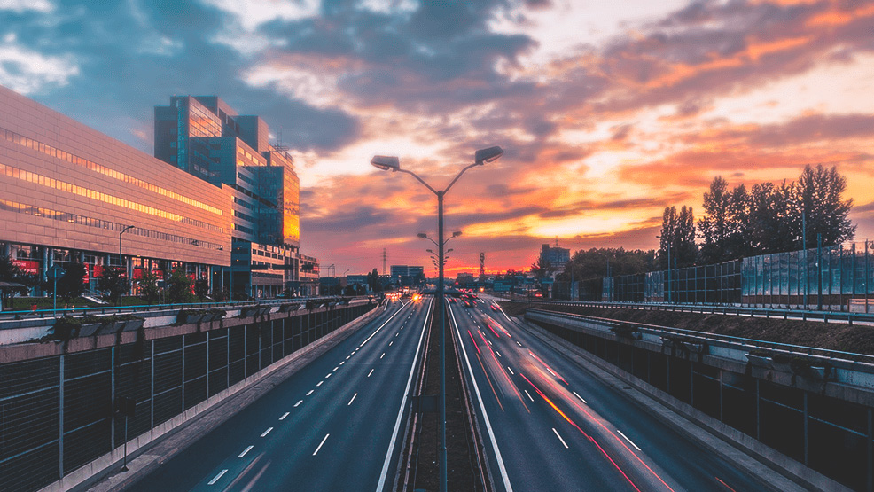 autovía con 3 carriles a cada sentido