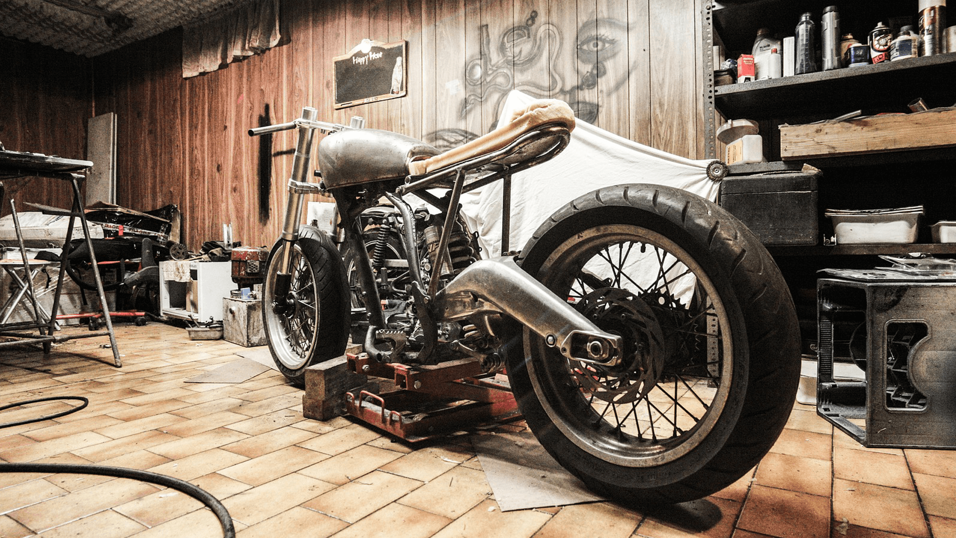 Imagen de una moto en un taller de reparación