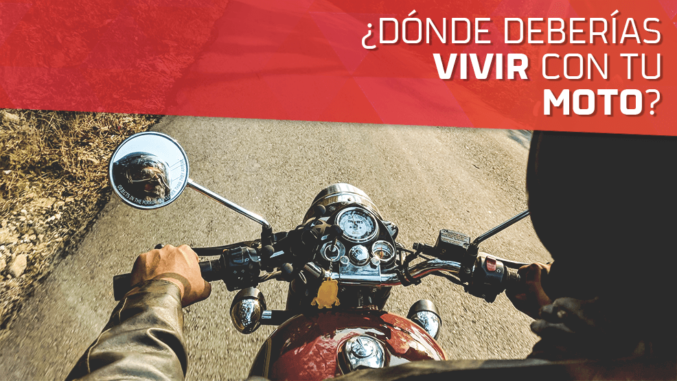 Motero con rostro cubierto reflejado en espejo retrovisor redondo