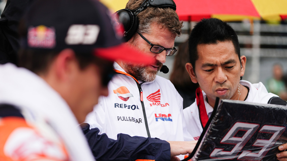 Marc Márquez y sus técnicos de datos en el box