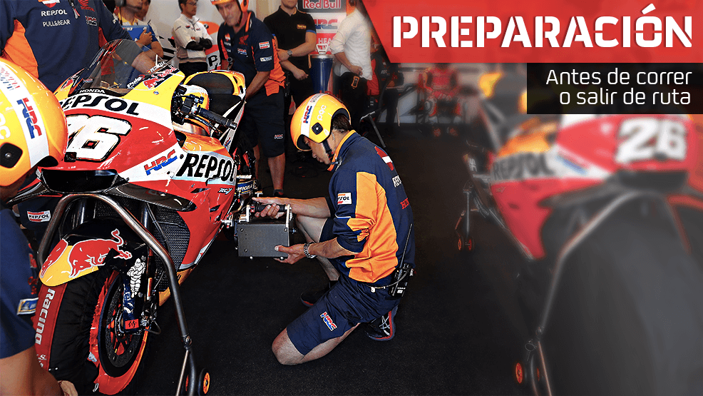 Técnicos de Repsol Honda arrancando la moto en el box