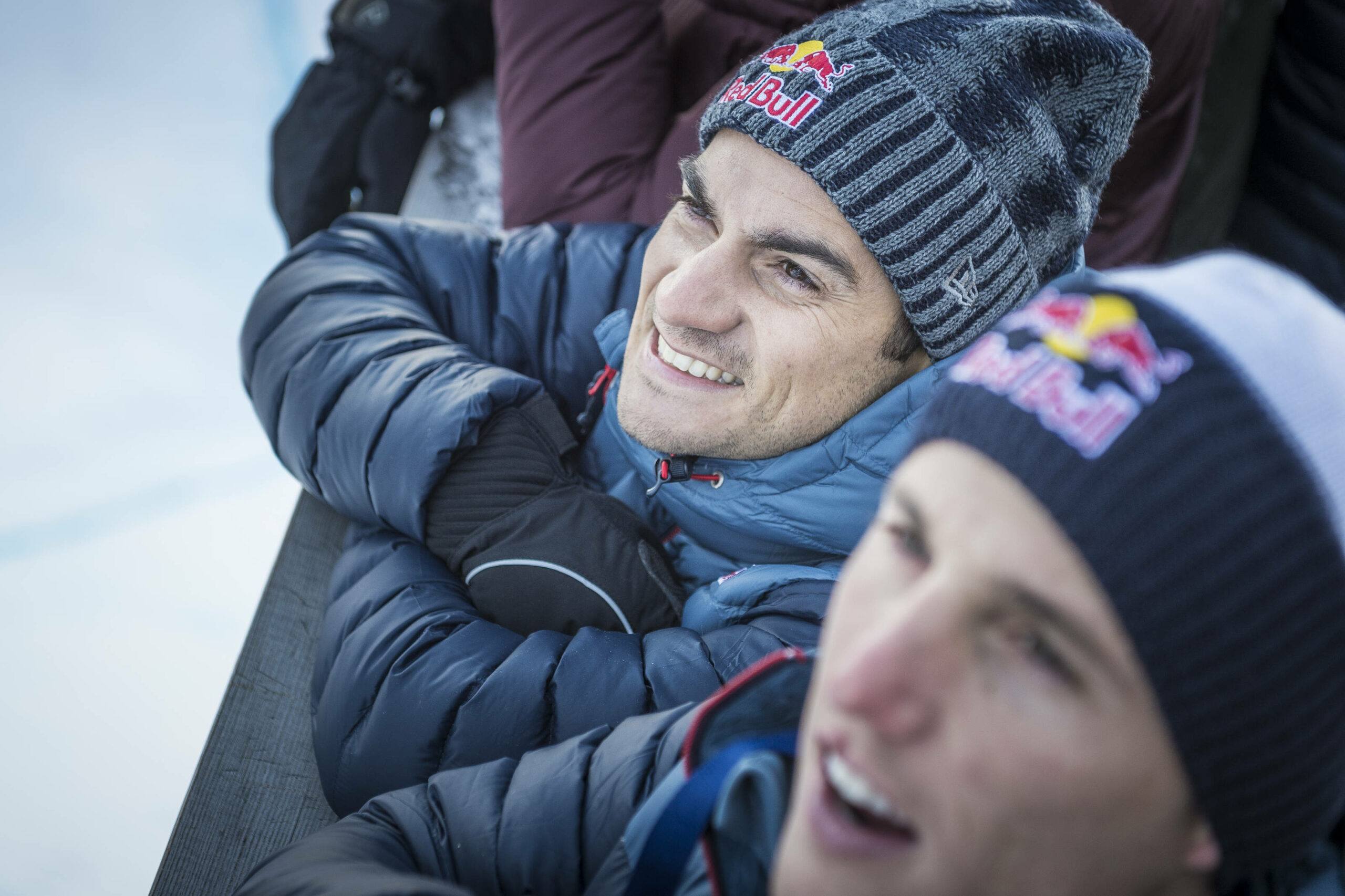 Dani pedrosa con ropa de abrigo junto a Pol Espargaró