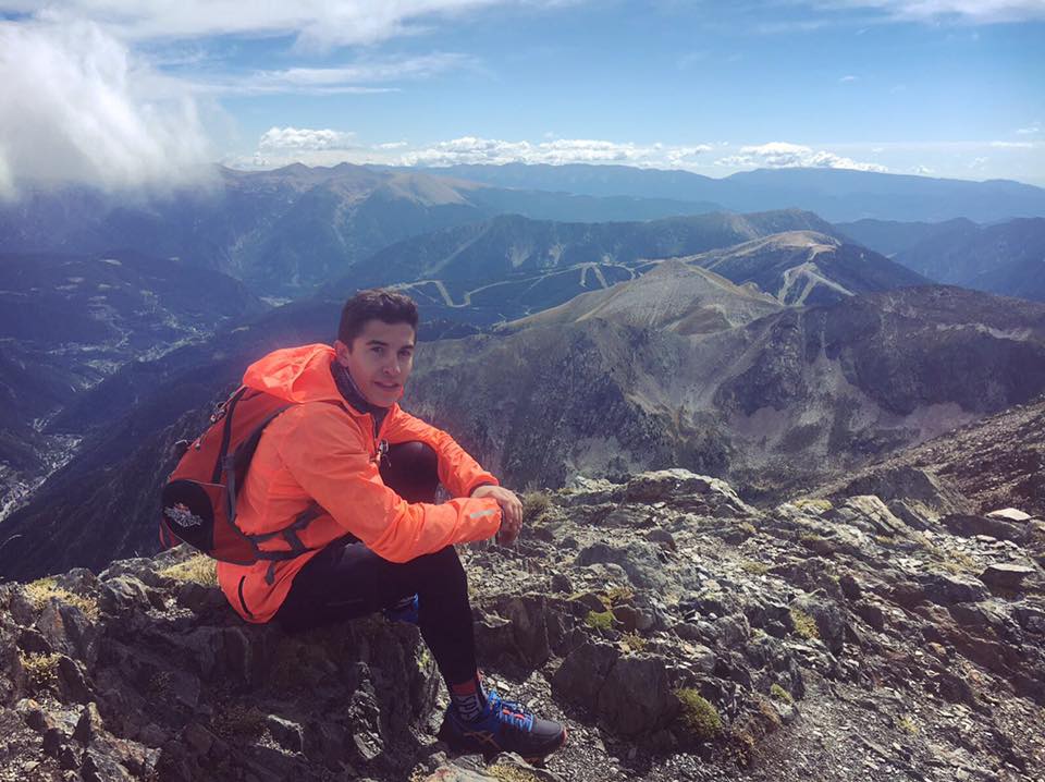 Marc observando el paisaje en una montaña alta