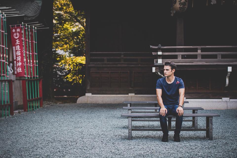 Dani Pedrosa sentado en un banco japonés