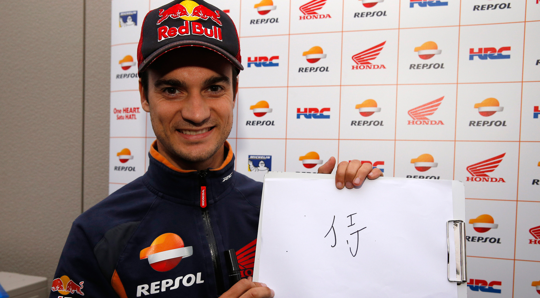 Dani pedrosa muestra un kanji