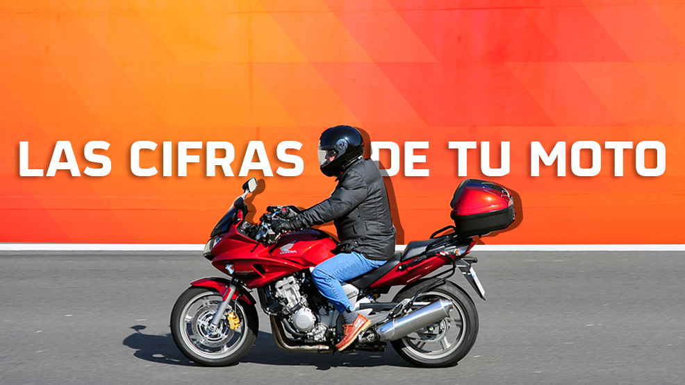 Motorista de perfil sobre moto roja