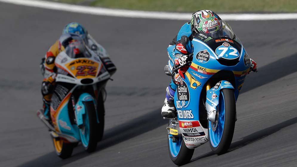 Alonso López rodando en pista frente a piloto rival