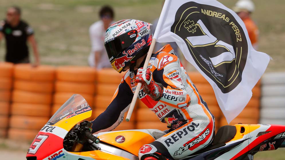 Márquez en el GP de Catalunya con la bandera de Andreas Pérez