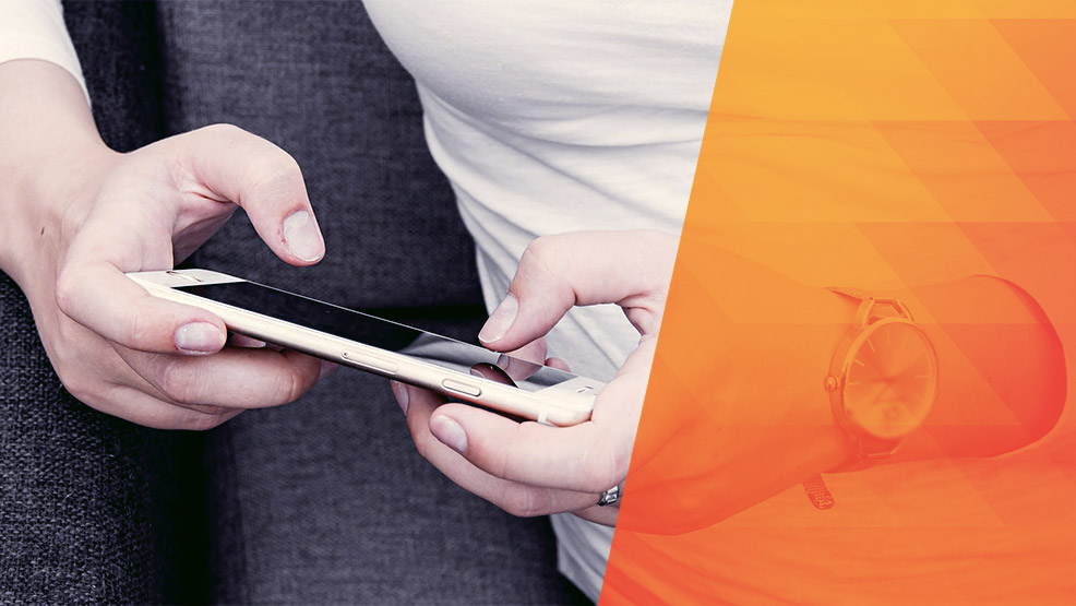 Movil siendo manipulado por chica con reloj