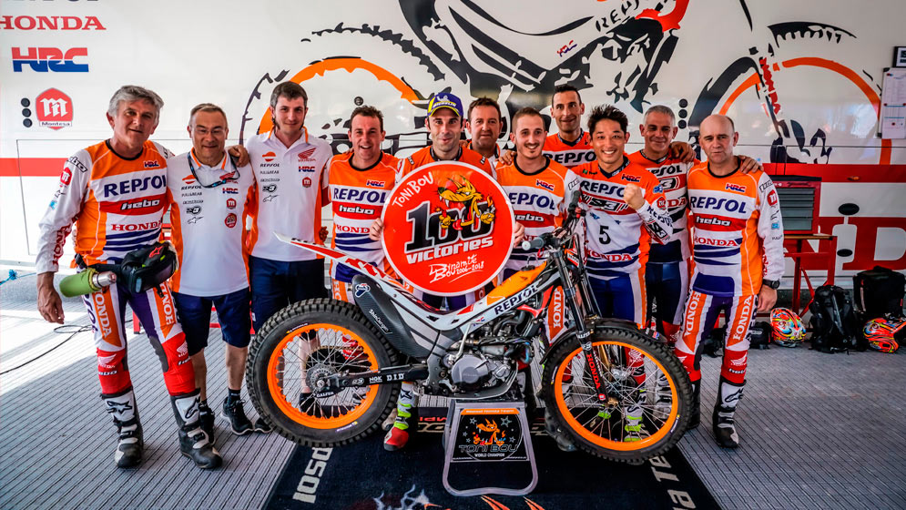 Toni Bou celebra con su equipo las 100 victorias