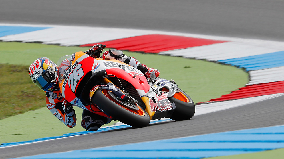 Dani Pedrosa tomando una curva en Assen