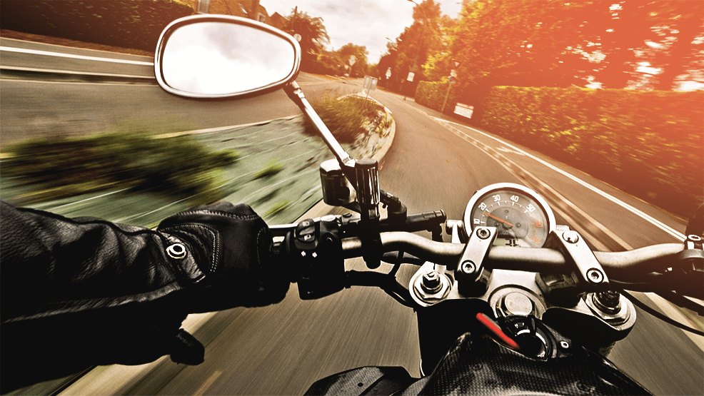 Motorista conduciendo a toda velocidad junto a la mediana, primera persona