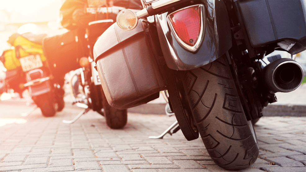 Rueda trasera, alforjas motos aparcadas en serie