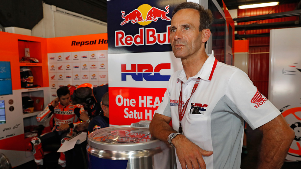 puig apoyado en papelera en el box