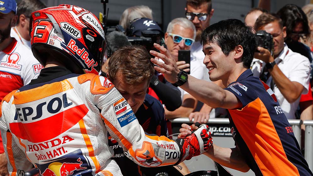 marc celebra con equipo en pit lane