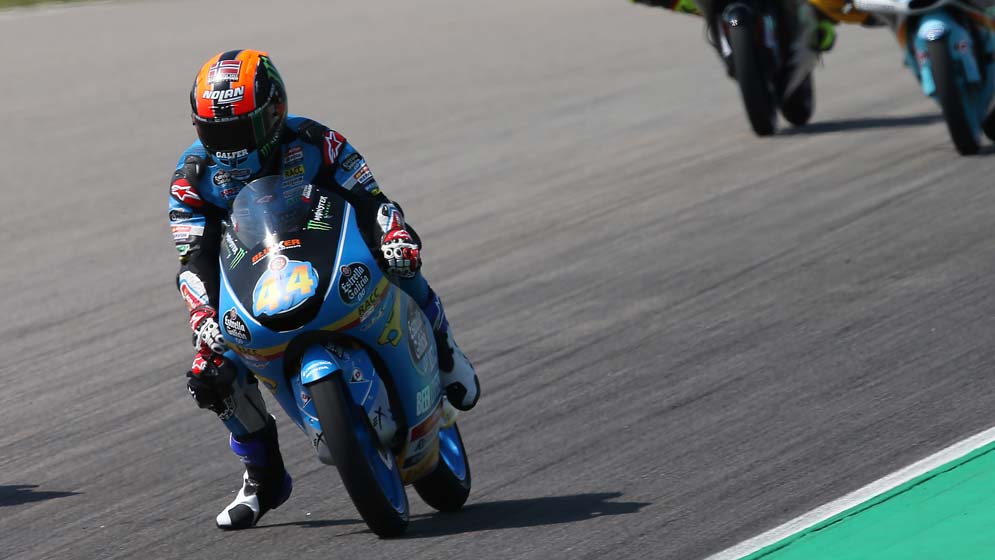 Arón Canet frenando en pista