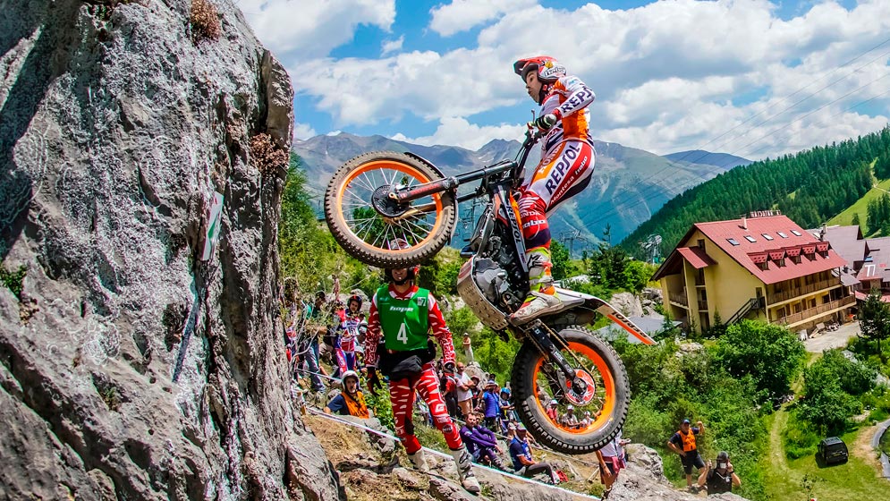 Toni Bou sobre su Honda Montesa en una prueba outdoor