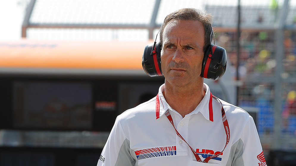 Alberto Puig con cascos