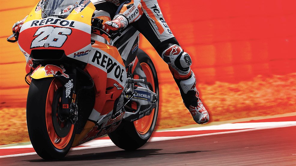 Captura de la mitad inferior de Dani Pedrosa frenando