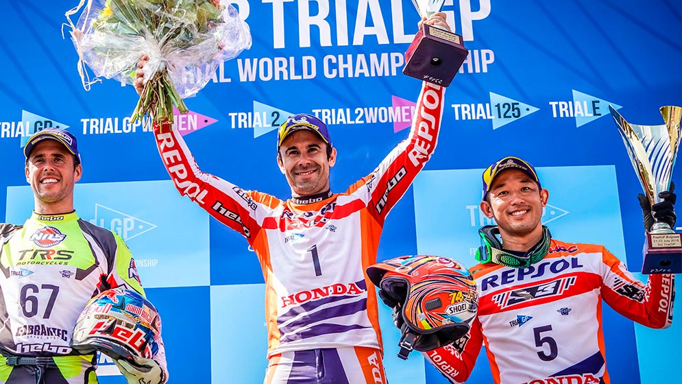 Toni Bou, primero, junto a Takahisa Fujinami y Adam Raga en el podio del TrialGP de Bélgica 2018