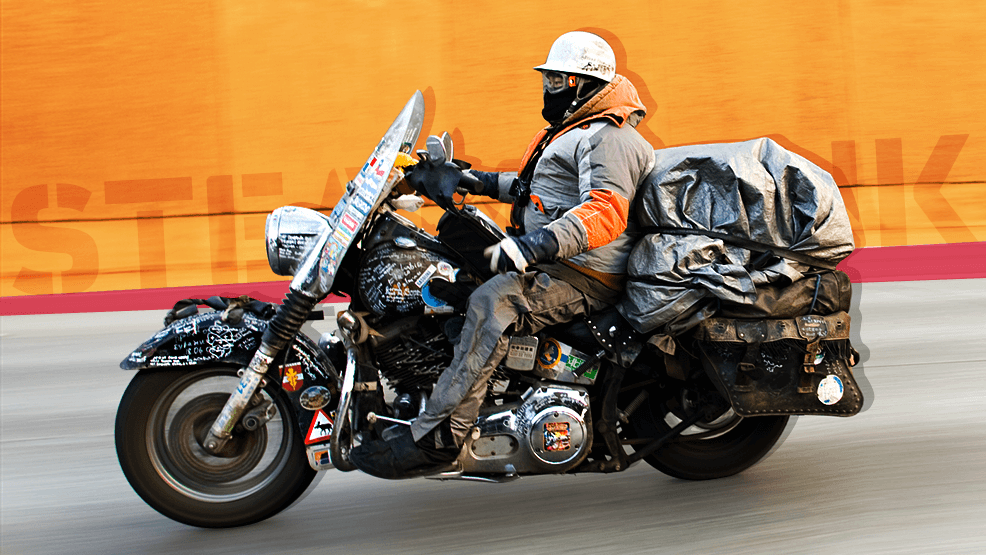 Motorista en moto Steampunk