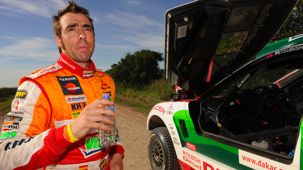 Nani Roma junto a un coche Repsol de Rally