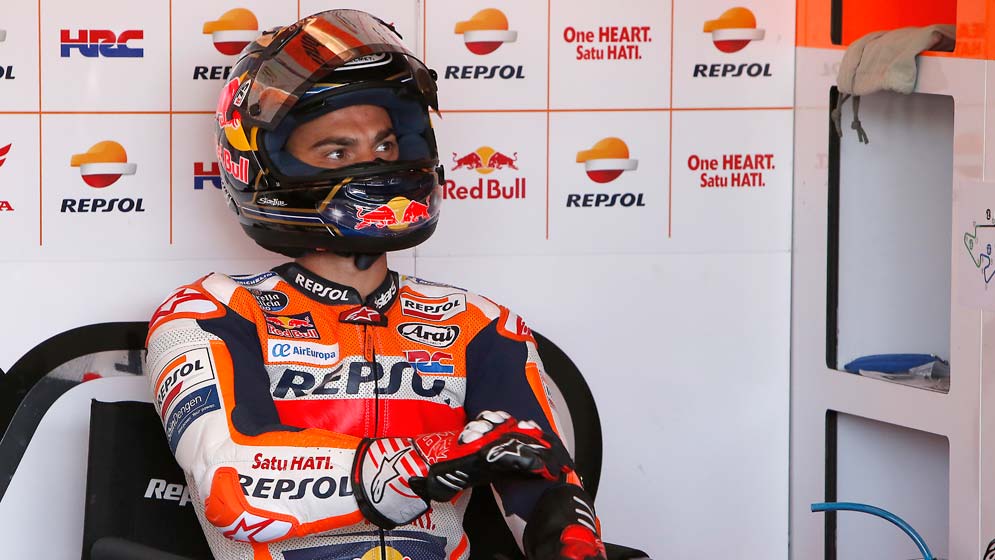 Dani Pedrosa sentado en box con el casco