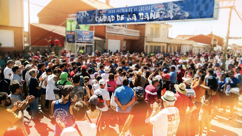 Gentío bajo banner deportivo