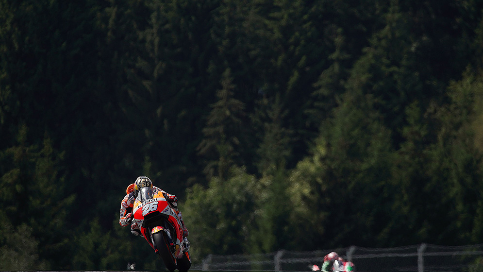 dani pedrosa frente a frondoso bosque en motogp