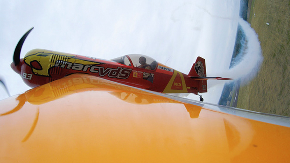 Cástor Fantoba detalle vuelo acrobático