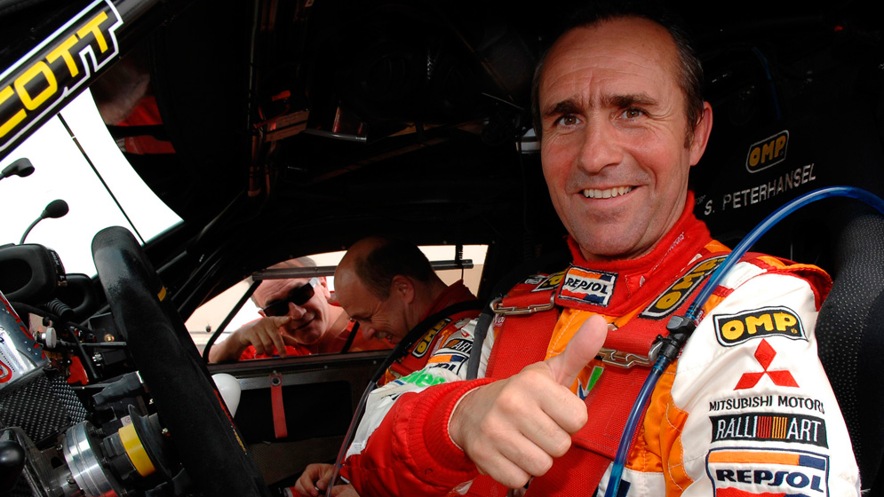 Stephane Peterhansel levantando pulgar en coche