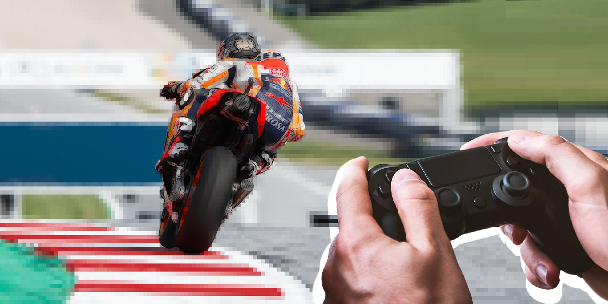 Unas manos sujetan un mando de consola que controla una simulación de un videojuego en el que corre Dani Pedrosa