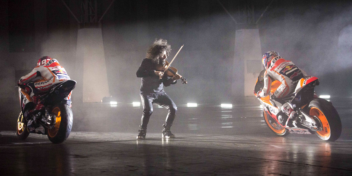 Ara Malikian tocando el violín junto a Marc Márquez y Dani Pedrosa