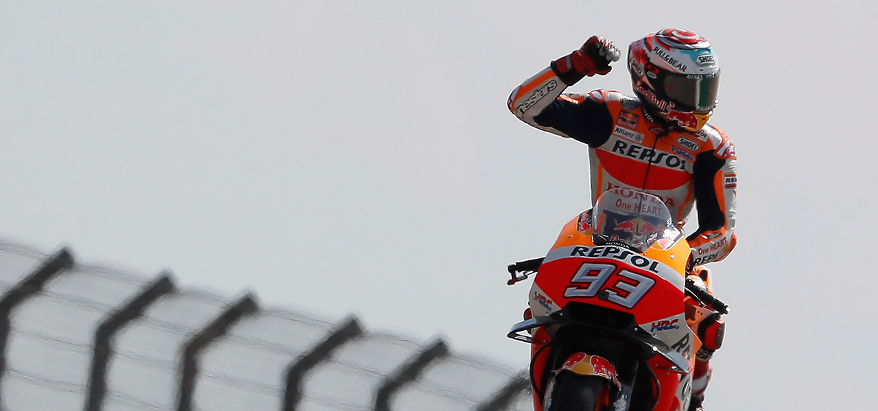 Marc márquez sobre su RC213V levantando el brazo